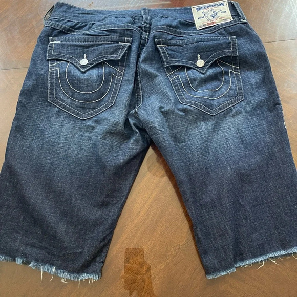 True Religion beautiful men’s shorts back packets with buttons. - Picture 8 of 16